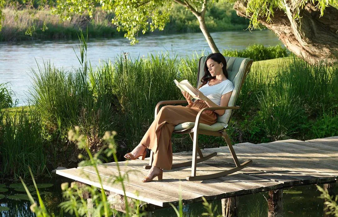 Connecting human and nature, arousing poetic resonance of life